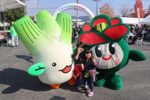 産業文化祭での里ちゃんとまこりんの様子