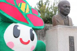 仁科芳雄博士の銅像と里ちゃん