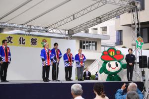 産業文化祭で町長の話に耳を傾ける里ちゃん