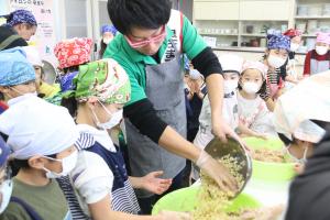 まこもギョウザづくりを楽しむ、江西あきよしさんと里庄西学童クラブの子どもたち