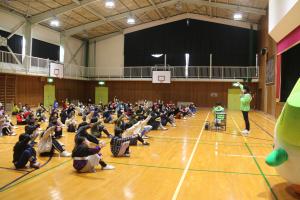 体育館で集まる里庄西児童クラブの子供達と江西あきよしさん