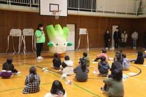 子供達が作ってくれたマスクをつける、まこりん