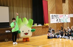 里庄西児童クラブの子どもたちの前で話す江西あきよしさんとまこりん