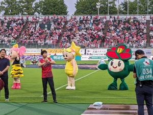 ファジアーノ岡山ホーム公式戦「県民応援デー」でピッチに立つ里ちゃんと伊原木岡山県知事