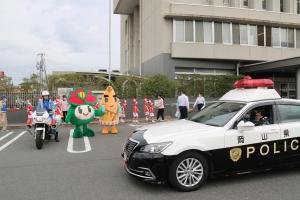 地域安全パトロールに出発するパトカーを見送る里ちゃん