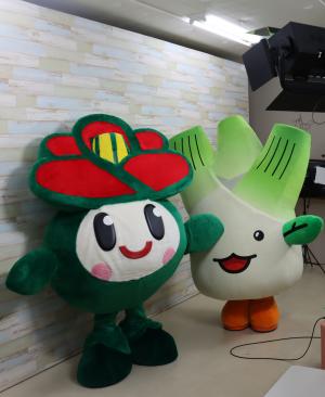 笠岡放送のスタジオを訪れるまこりんと里ちゃん