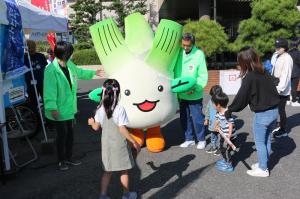 産業文化祭の会場を散歩するまこりん