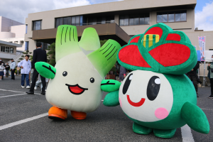 里庄町産業文化祭会場内を歩くまこりんと里ちゃん