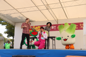 抽選会を見守る里ちゃん