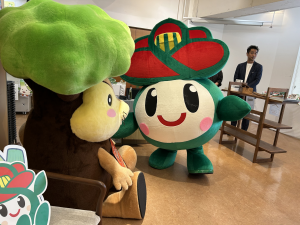 グルメフェア会場内で再会する里ちゃんとナッツくん