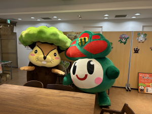 お客様を出迎える里ちゃんとナッツくん