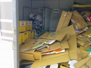 ダンボールであふれているストックヤードの状況